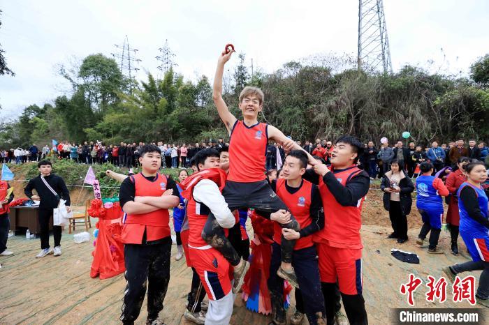 投注：廣西柳州多人搶玩“東方橄欖球”
