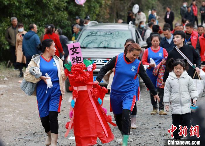 投注：廣西柳州多人搶玩“東方橄欖球”